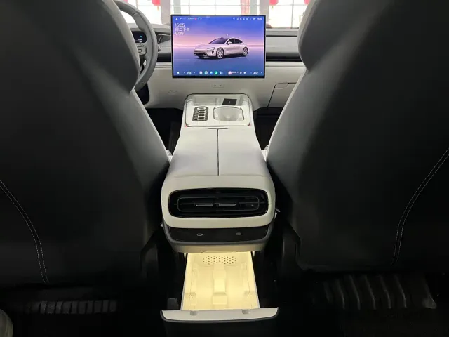 Xiaomi SU7 — Фото автомобиля 11