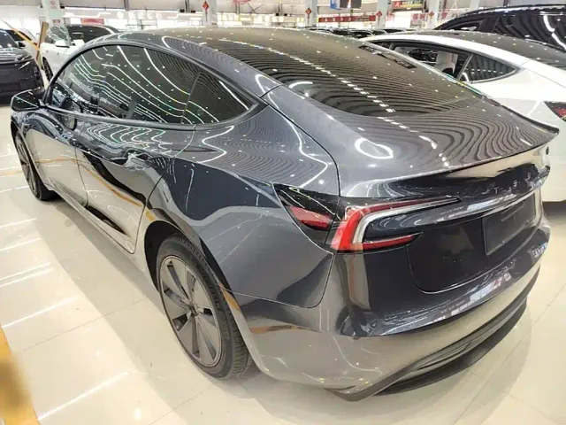 Tesla Model 3 — Фото автомобиля 4