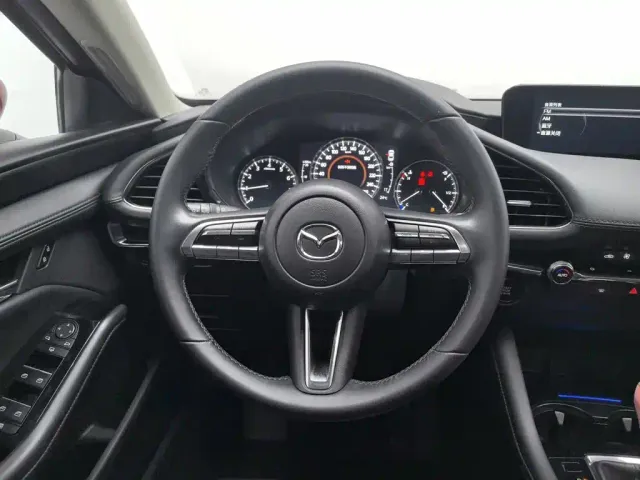 Mazda Axela — Фото автомобиля 11