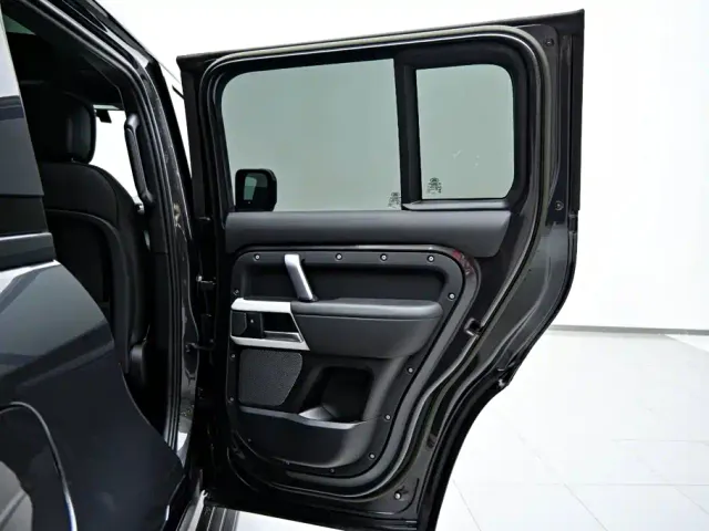 Land Rover Defender — Фото автомобиля 21