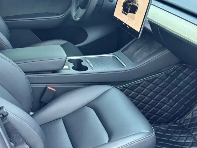 Tesla Model Y — Фото автомобиля 18