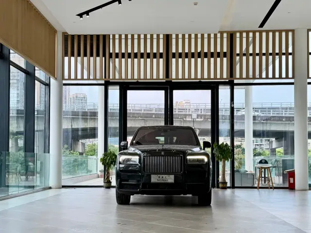 Rolls-Royce Cullinan — Фото автомобиля 2