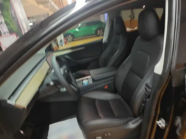 Tesla Model Y — Фото автомобиля 14