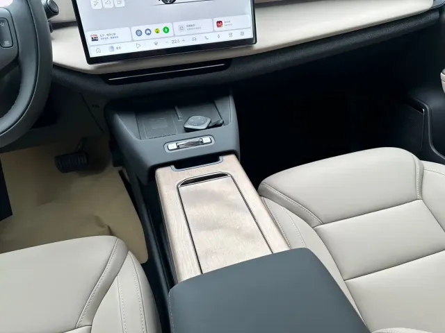 Volvo XC70 Plug-in Hybrid — Фото автомобиля 13