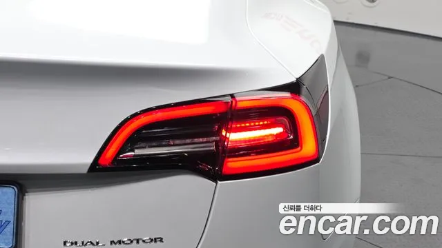 Tesla Model 3 — Фото автомобиля 20