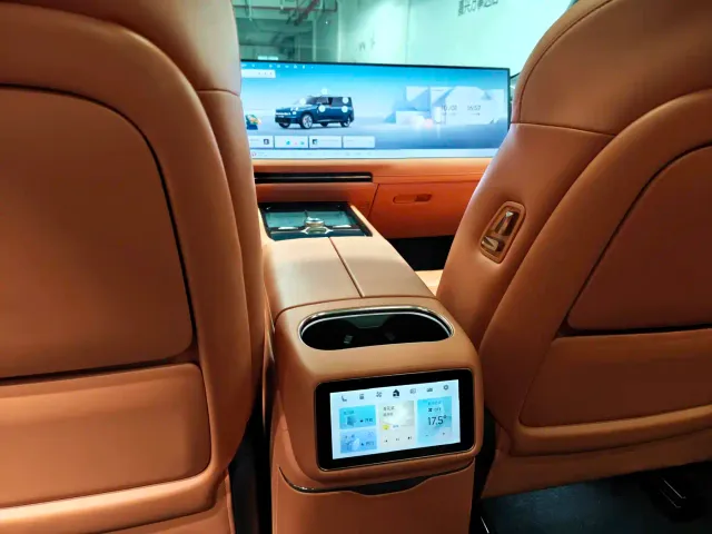 Lynk & Co 900 — Фото автомобиля 8
