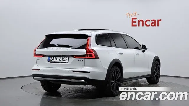 Вольво V60 V60 Cross Country 2 поколение B5 Ultimate AWD — Фото автомобиля 2