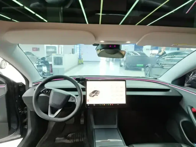 Tesla Model 3 — Фото автомобиля 9