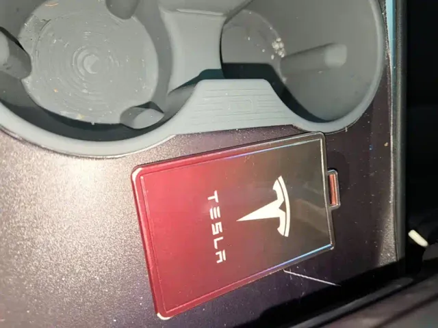 Tesla Model Y — Фото автомобиля 8