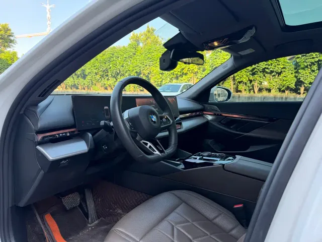 BMW 5 Series — Фото автомобиля 3
