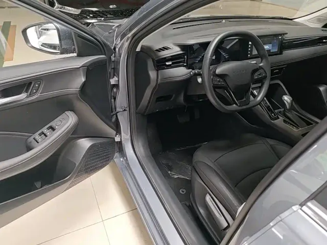 Roewe i5 — Фото автомобиля 15