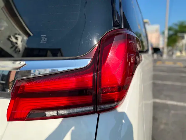 Toyota Alphard — Фото автомобиля 23