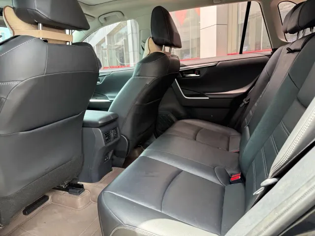 Toyota RAV4 — Фото автомобиля 8