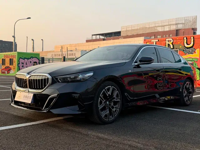 Фотография автомобиля — BMW 5 Series