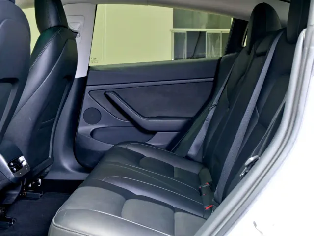 Tesla Model 3 — Фото автомобиля 12