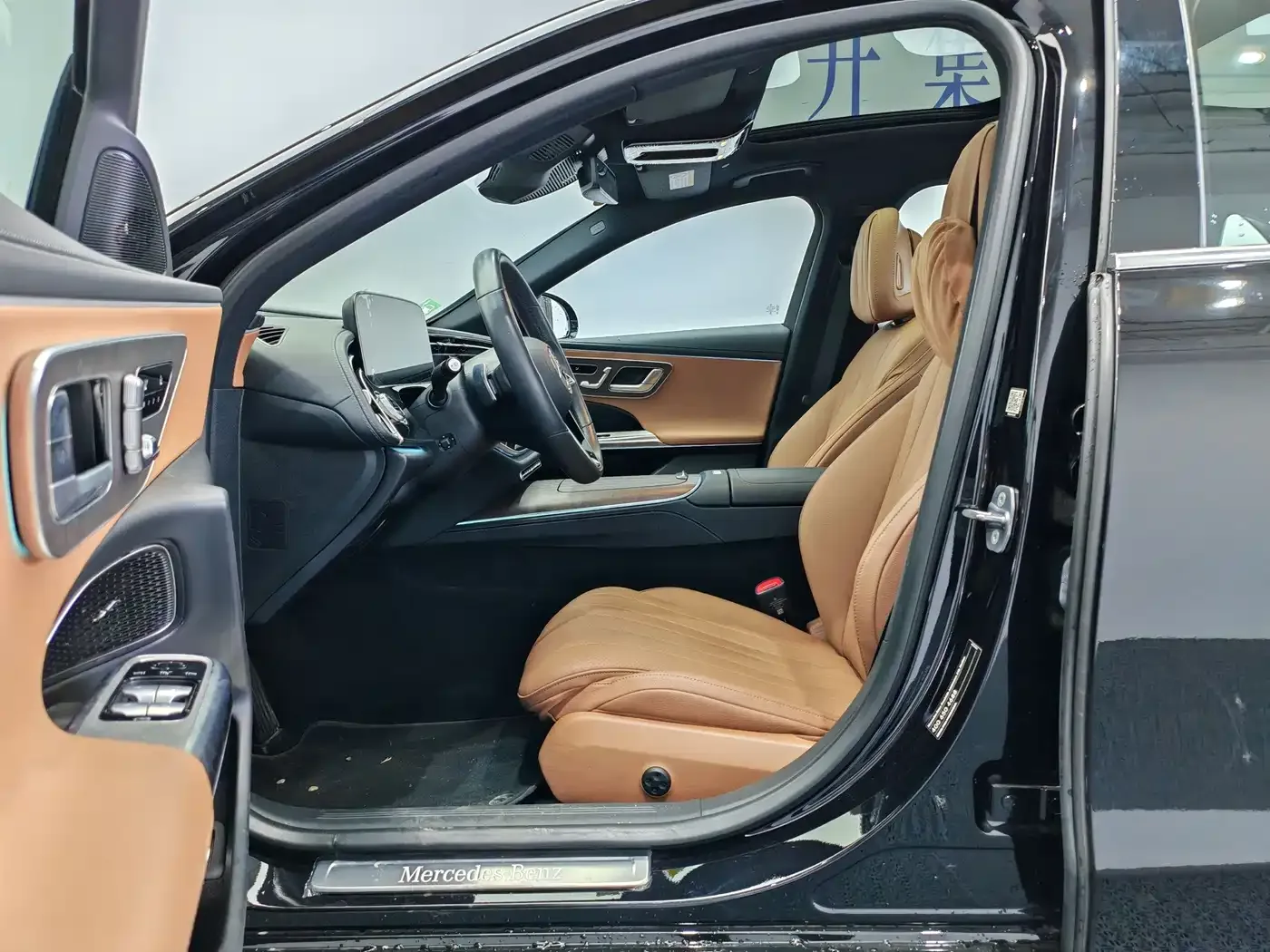 Mercedes-Benz Mercedes-Benz E-Class New Energy 2024 E 350 e L Plug-in Hybrid Sedan — Фото автомобиля 11