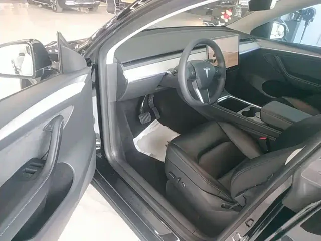Tesla Model Y — Фото автомобиля 15