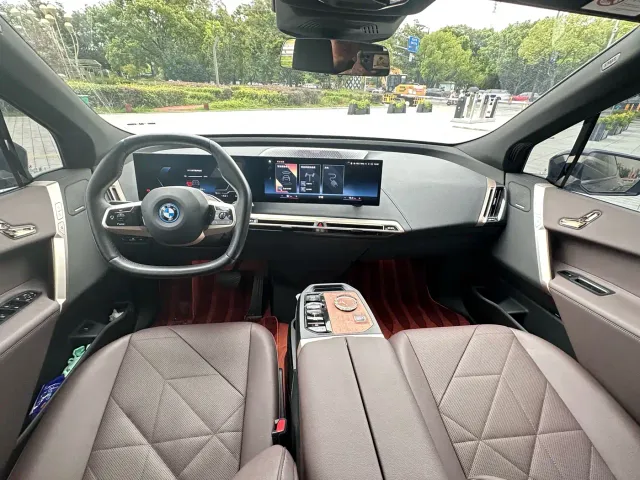 BMW iX — Фото автомобиля 10