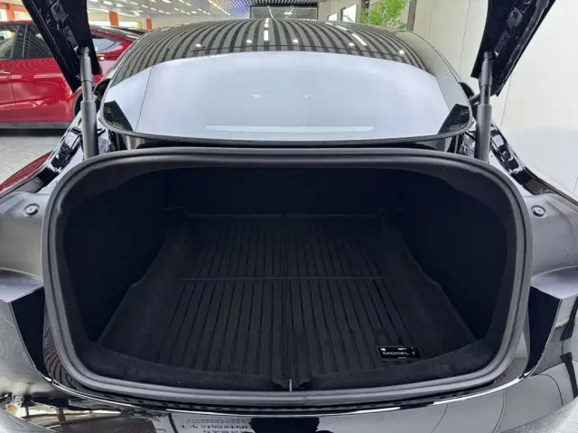 Tesla Model 3 — Фото автомобиля 18