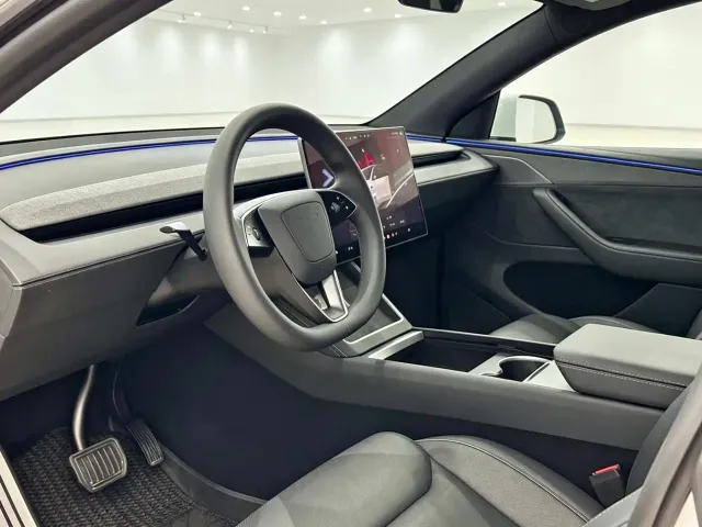 Tesla Model Y L — Фото автомобиля 7