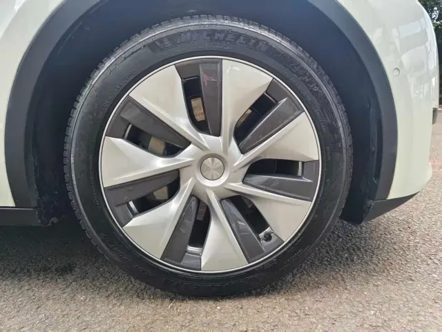 Tesla Model Y — Фото автомобиля 12