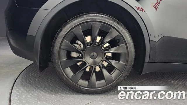 Tesla Model Y — Фото автомобиля 5