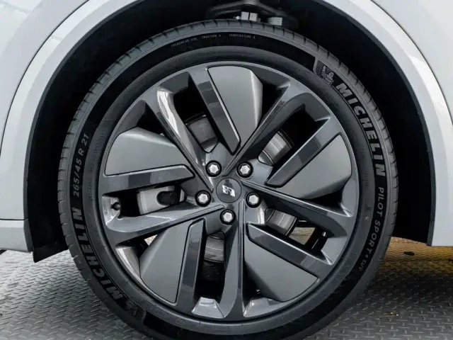 Li Auto L9 — Фото автомобиля 10