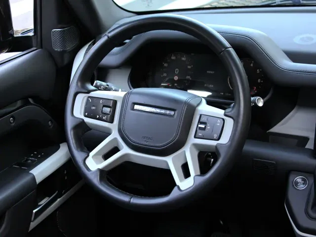Land Rover Defender — Фото автомобиля 10