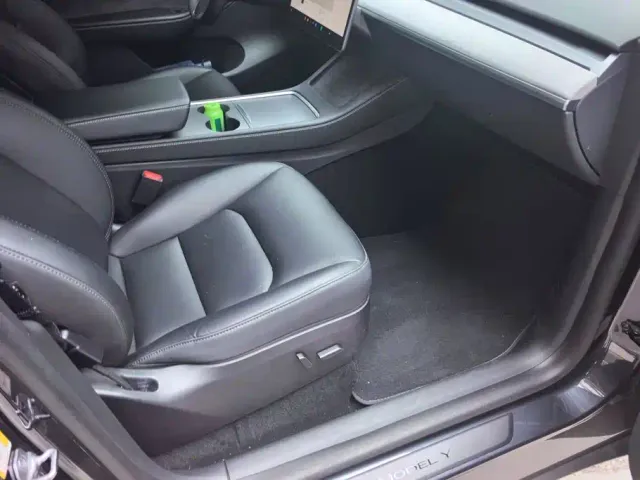 Tesla Model Y — Фото автомобиля 8