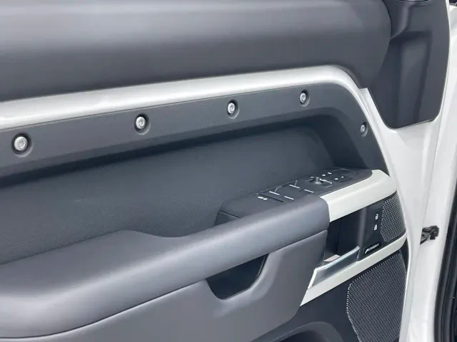 Land Rover Defender — Фото автомобиля 11