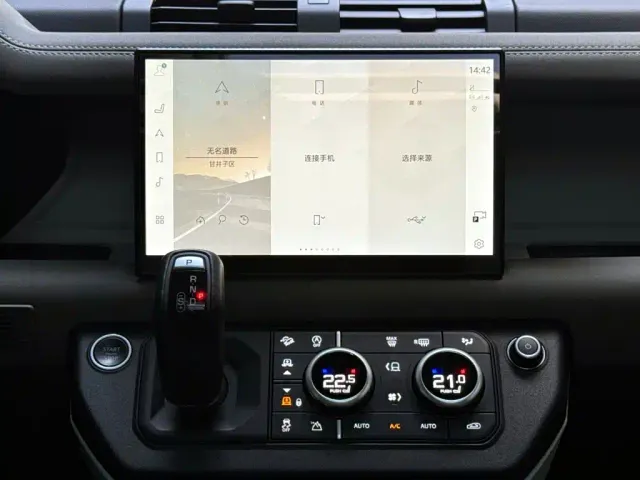 Land Rover Defender — Фото автомобиля 14