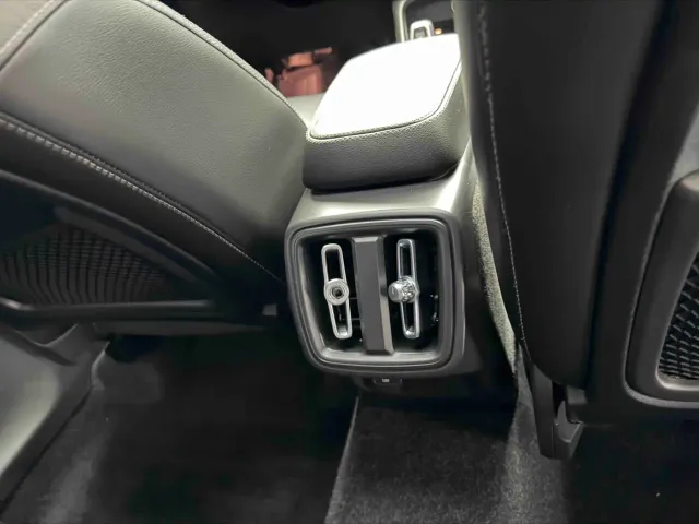 Volvo XC40 — Фото автомобиля 2