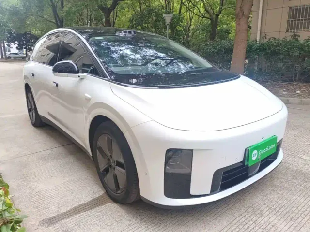 Li Auto i8 — Фото автомобиля 3