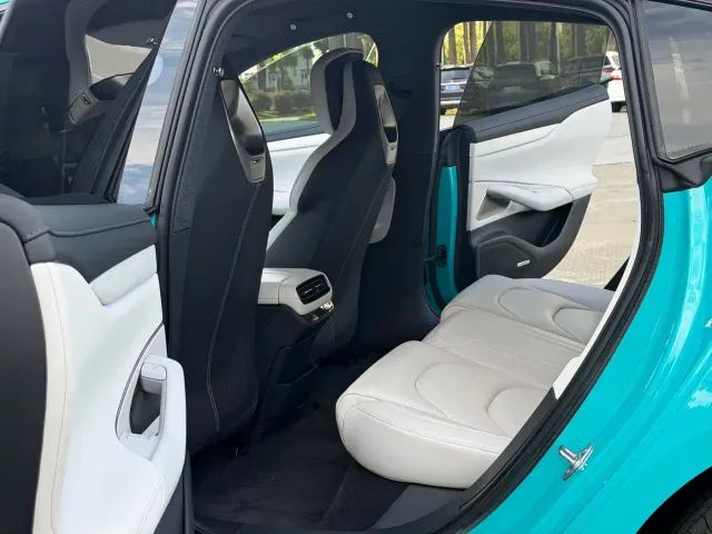 Xiaomi SU7 — Фото автомобиля 12