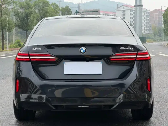 BMW 5 Series — Фото автомобиля 12