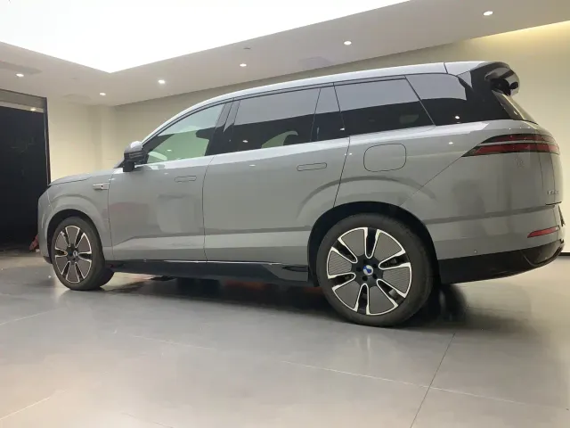 Denza N8L — Фото автомобиля 3