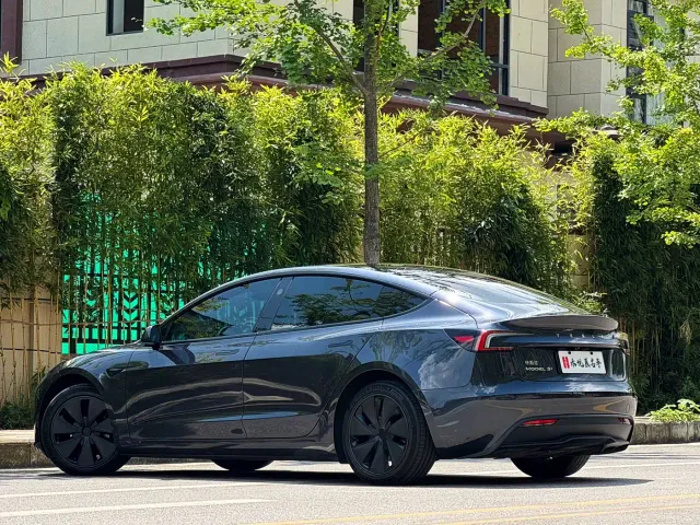 Tesla Model 3 — Фото автомобиля 12
