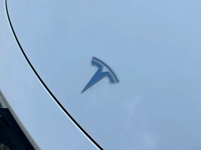 Tesla Model Y — Фото автомобиля 9
