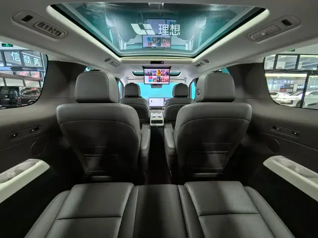 Li Auto MEGA — Фото автомобиля 11