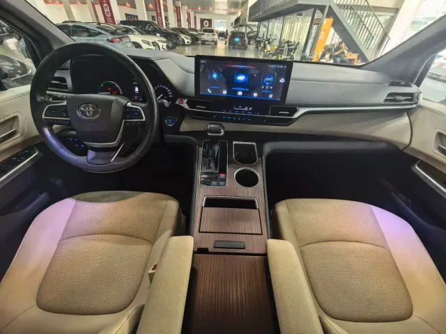 Toyota Sienna — Фото автомобиля 12