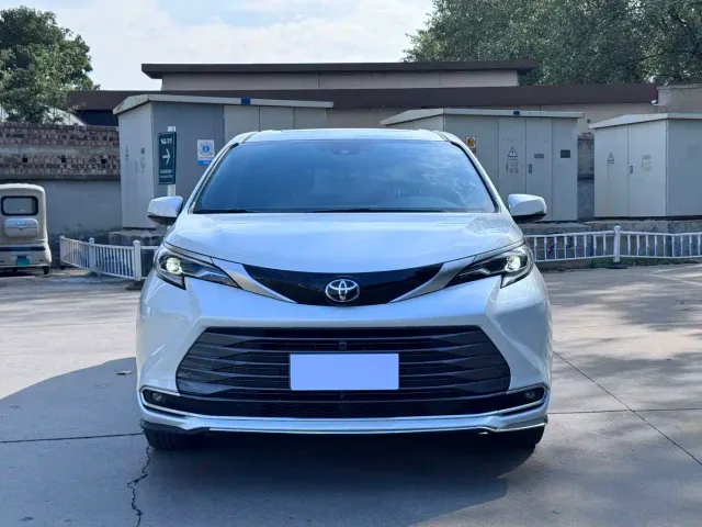 Toyota Sienna — Фото автомобиля 2