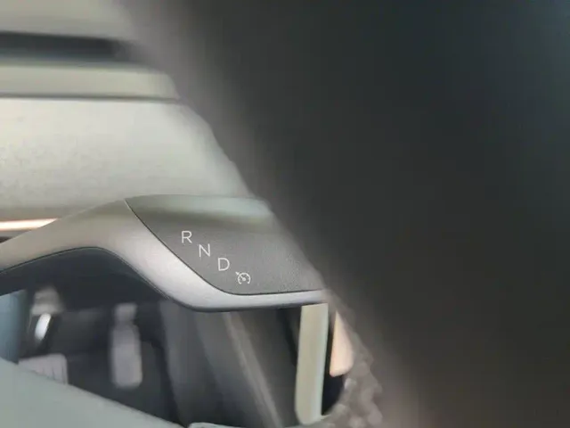 Tesla Model Y — Фото автомобиля 13