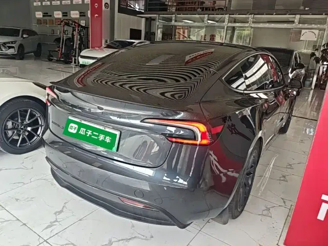 Tesla Model 3 — Фото автомобиля 6