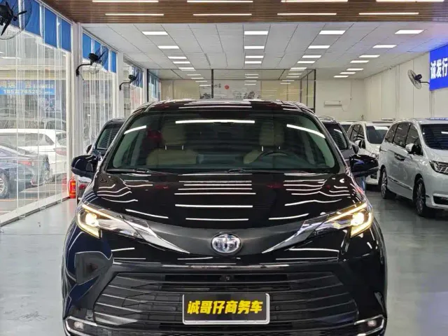 Toyota Sienna — Фото автомобиля 2