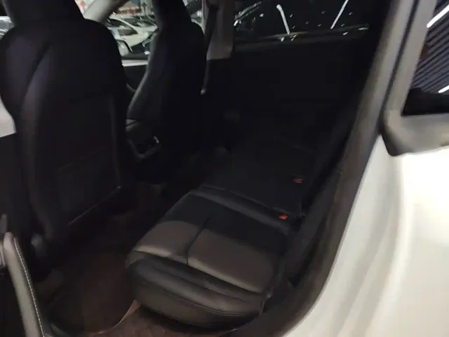 Tesla Model Y — Фото автомобиля 16