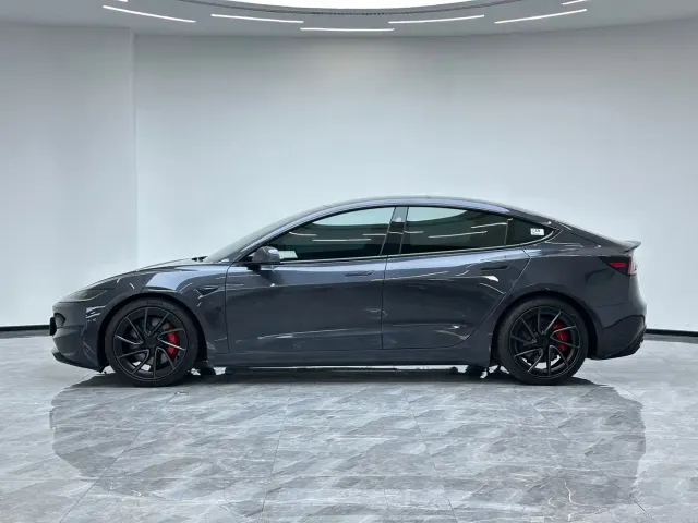 Tesla Model 3 — Фото автомобиля 8
