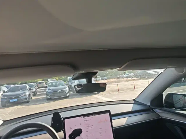 Tesla Model Y — Фото автомобиля 17