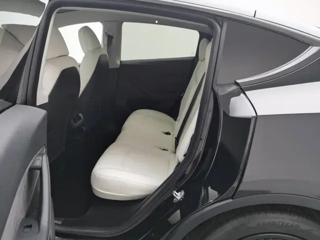 Tesla Model Y — Фото автомобиля 15