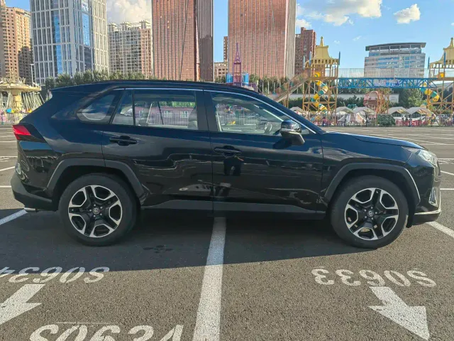 Toyota RAV4 — Фото автомобиля 8