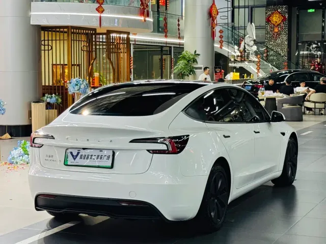 Tesla Model 3 — Фото автомобиля 9